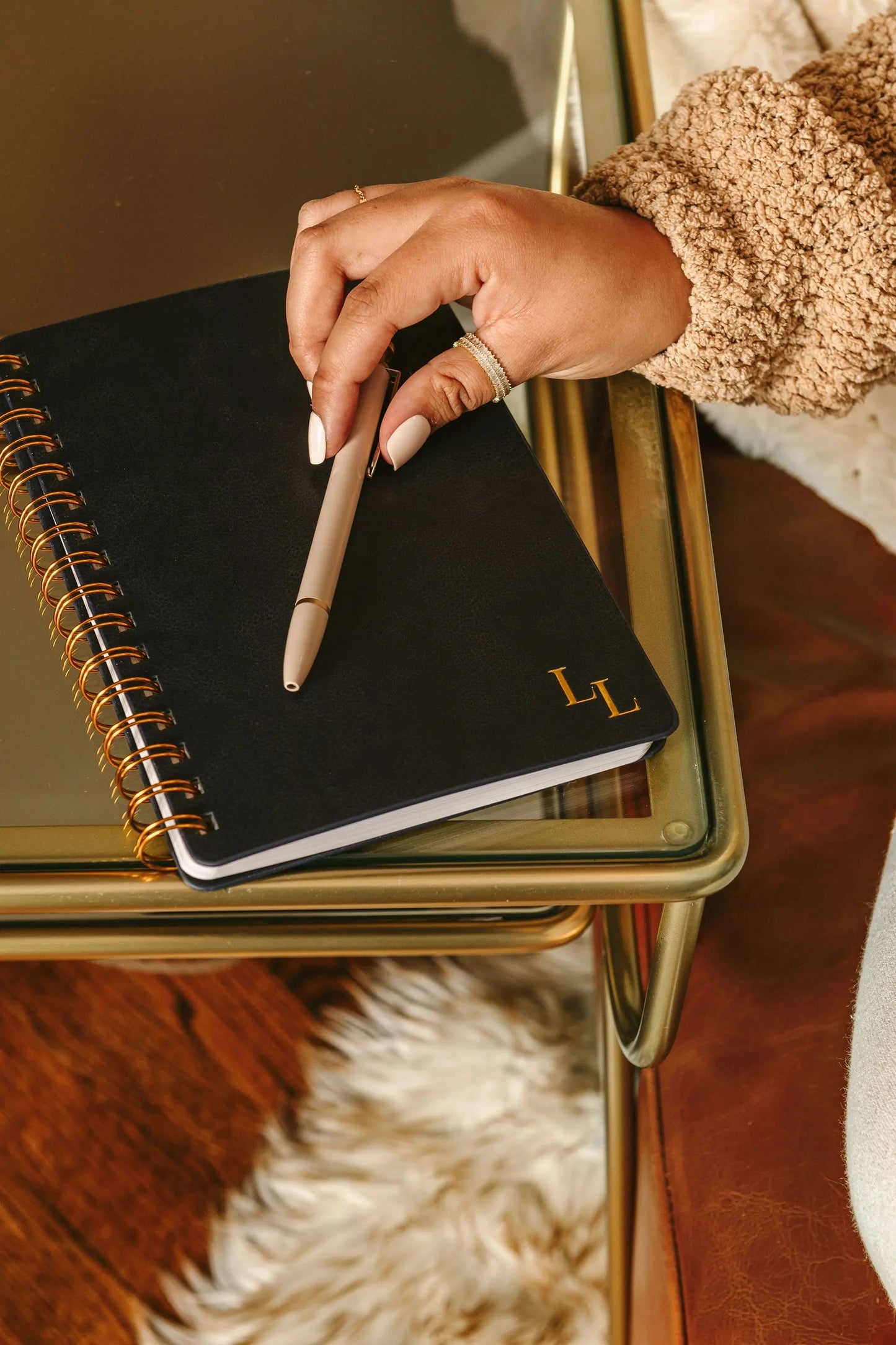 Le Lolo Postpartum Journal: Prompts for Mama + Daily Tracker for Baby