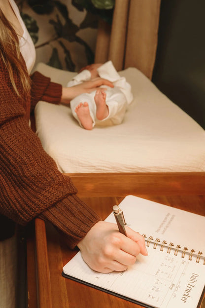 Le Lolo Postpartum Journal: Prompts for Mama + Daily Tracker for Baby