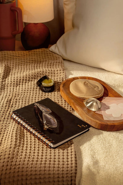 Le Lolo Postpartum Journal: Prompts for Mama + Daily Tracker for Baby