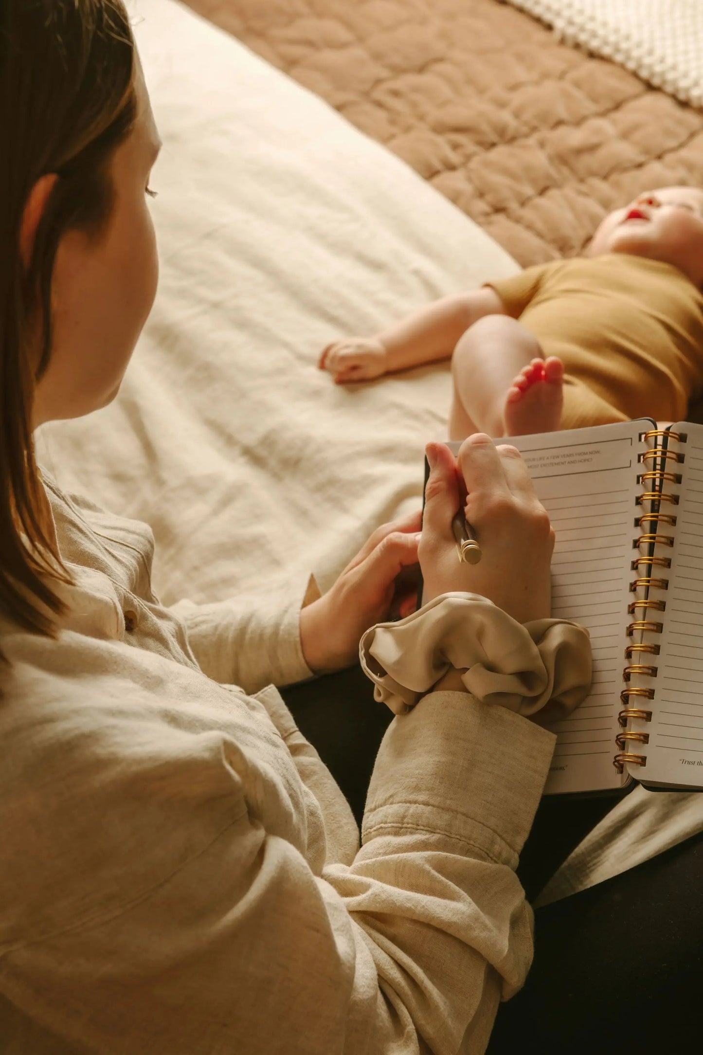Le Lolo Postpartum Journal: Prompts for Mama + Daily Tracker for Baby