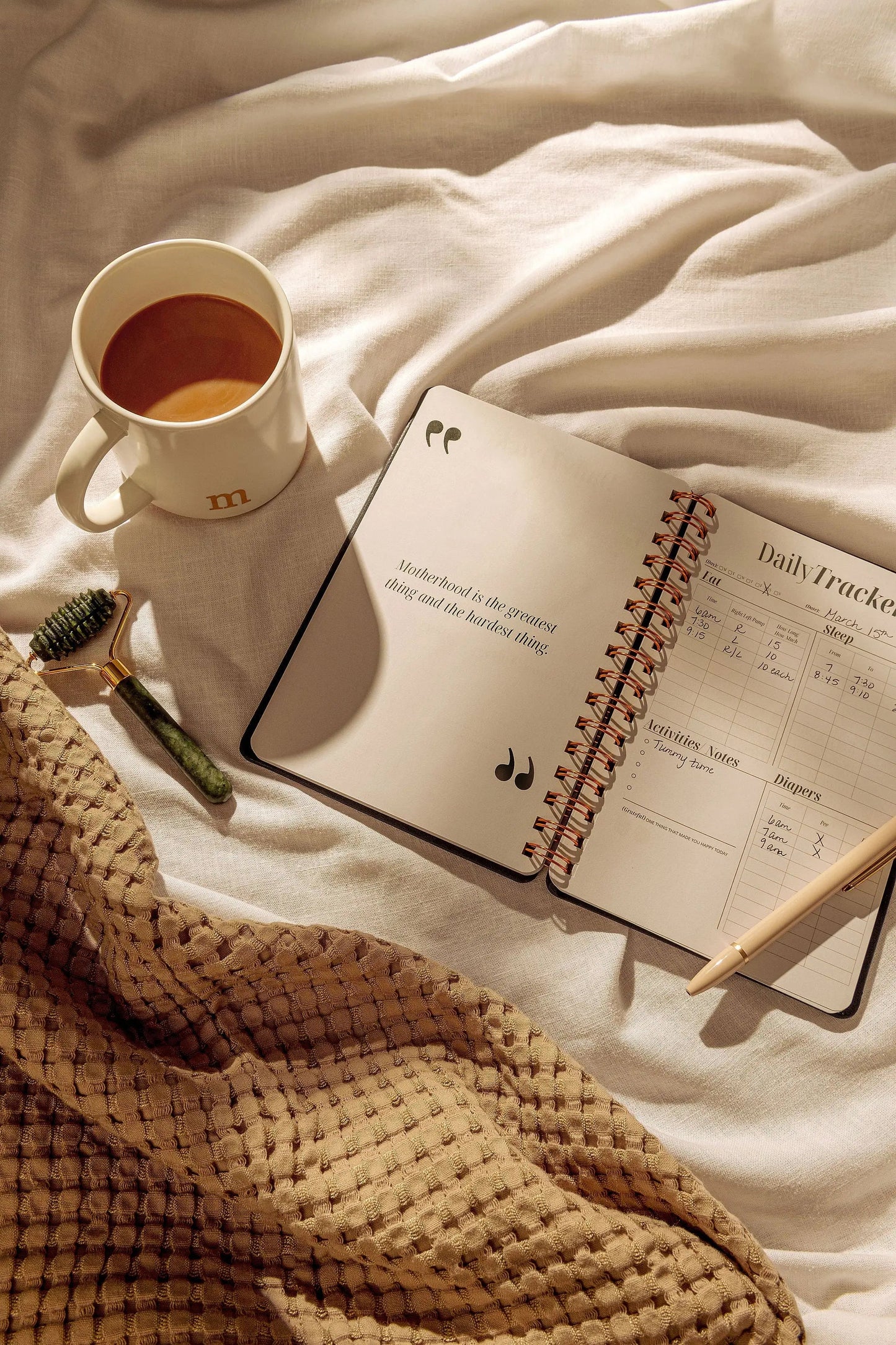 Le Lolo Postpartum Journal: Prompts for Mama + Daily Tracker for Baby