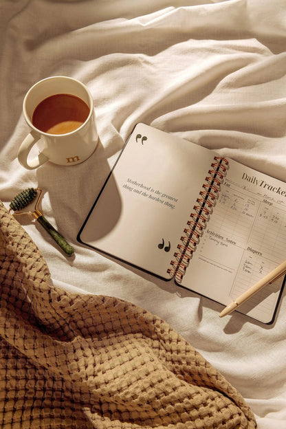Le Lolo Postpartum Journal: Prompts for Mama + Daily Tracker for Baby